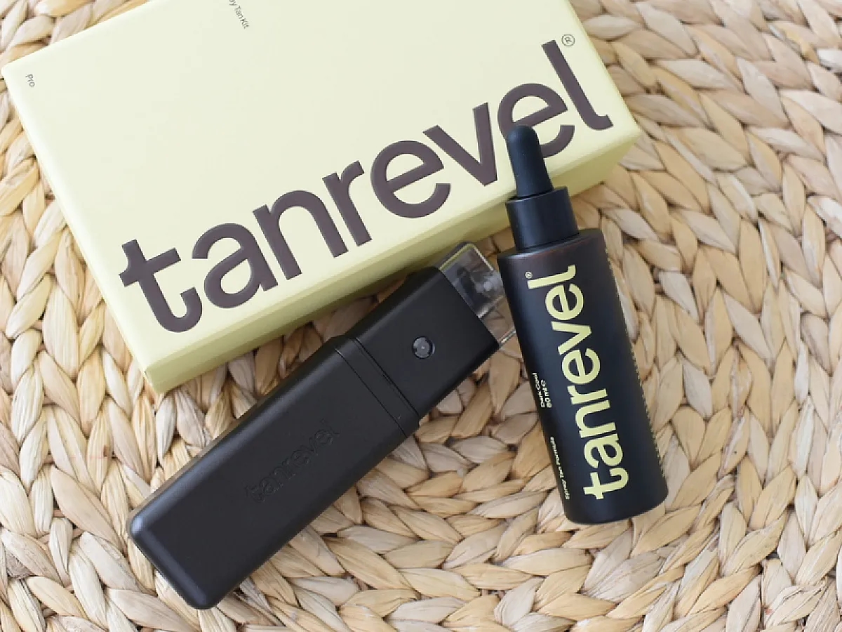 The Tanrevel® Spray Tan Kit Pro, The Spray Tan Pro lies on the light yellow cardboard box
