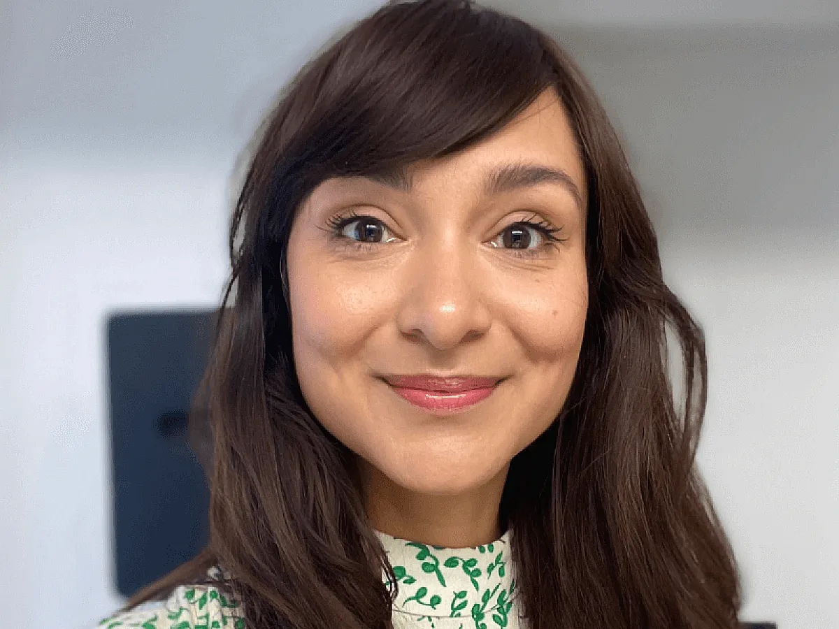 Femme a le nouveau Wonder Volume Mascara XXL de Clarins