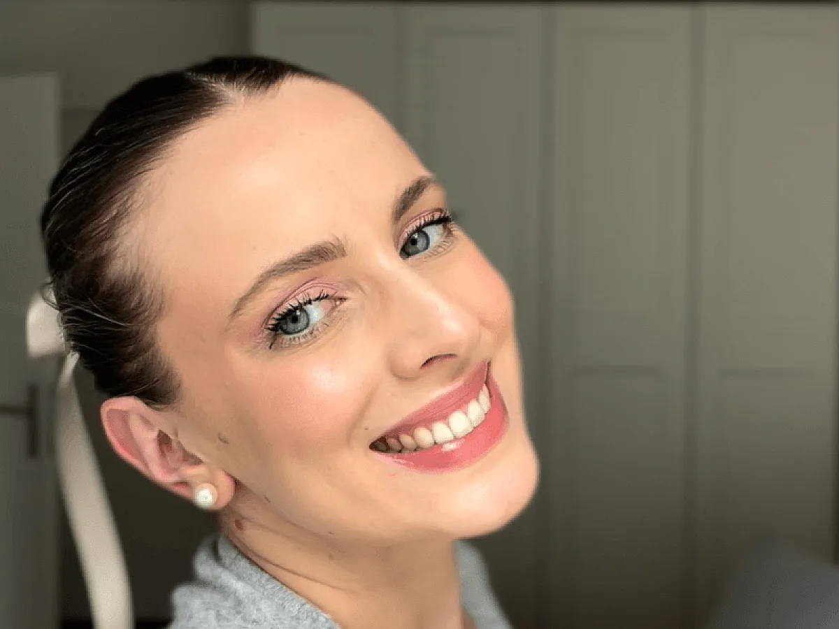 Beauty expert from PerfectHair shows make-up to match the Ballet Core