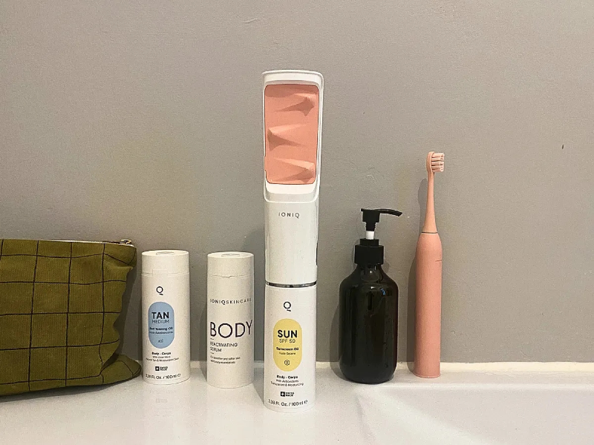 Products from IONIQ Skincare in the bathroom: IONIQ One with cartridges for SUN, TAN and BODY