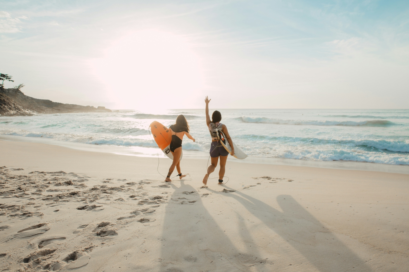 Zwei Frauen gehen surfen