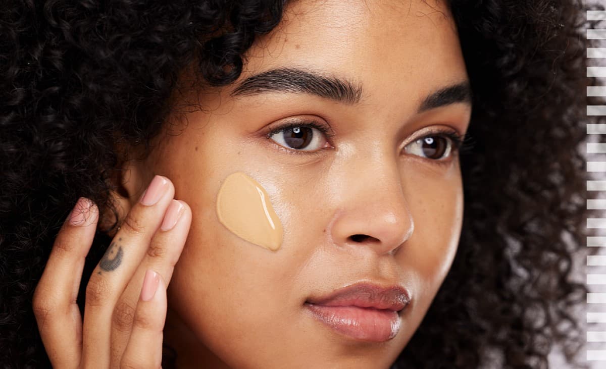 Camouflage make-up: application and products