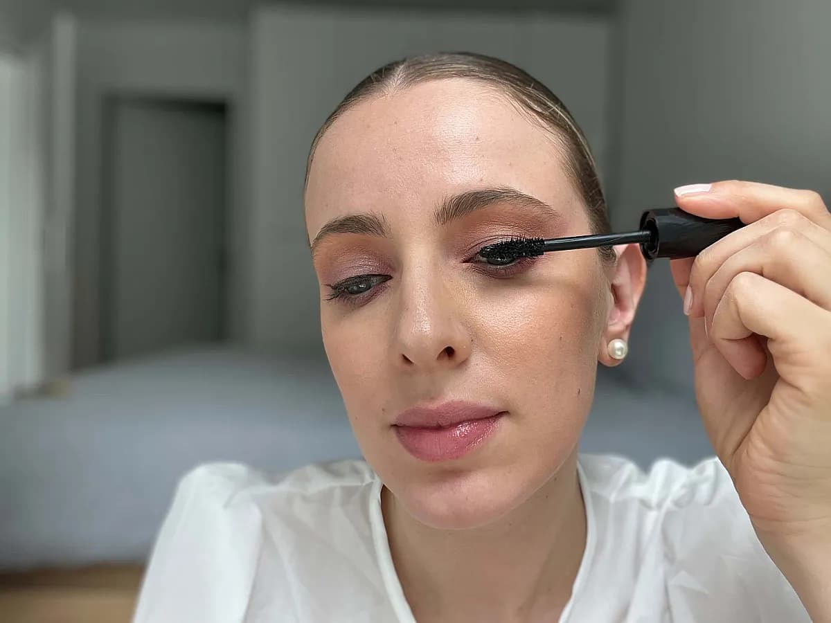 Frau tuscht Wimpern