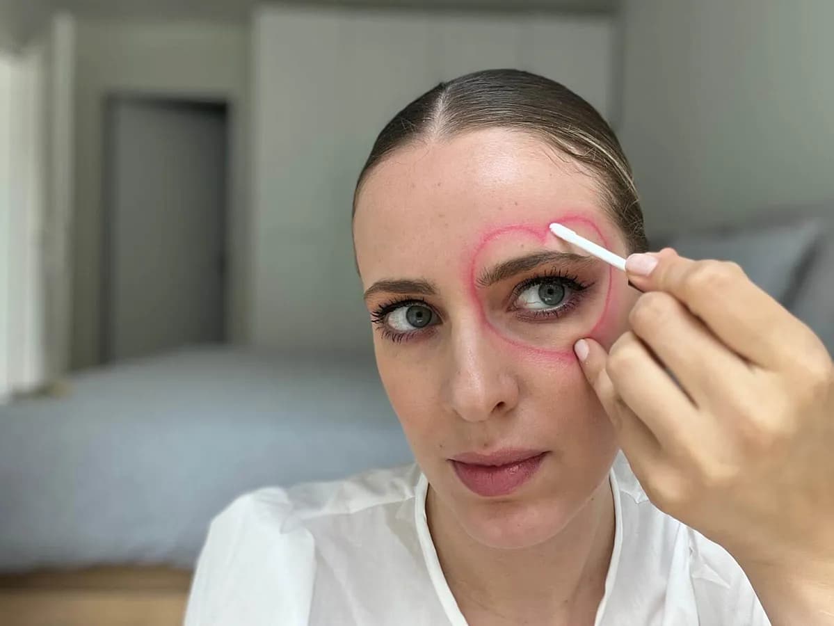 https://www.perfecthair.ch/de/beauty/make-up/tools/vbeauty-make-up-chunky-glitter-silver-editionu verteilt ein Gel auf einem gezeichneten Herzen