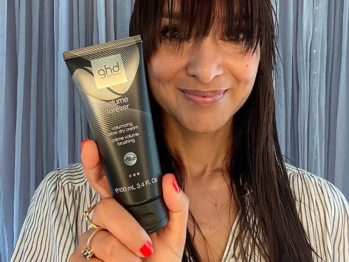 Frau zeigt die  neue ghd Volumizing Blowdry Cream