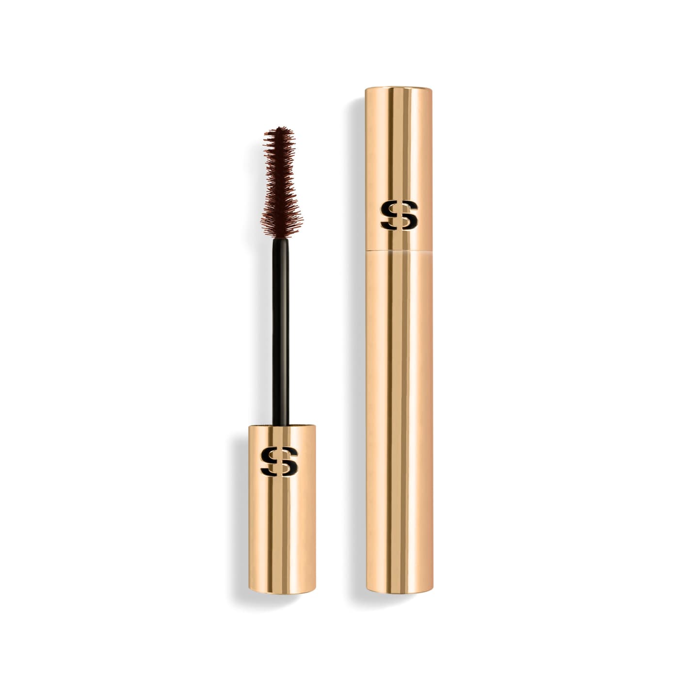 Phyto Mascara - Sisley révolutionne la façon de penser le mascara. En plus de maquiller les cils, Phyto-Noir en prend soin. 



INSTANTANÉMENT  

Phyto-Noir gaine et lifte les cils de la racine à la pointe pour leur donner de l'ampleur grâce à sa brosse ergonomique en forme de sablier qui agit en tandem avec la texture. 

Il enrobe chaque cil pour un volume sur-mesure, permettant d'obtenir 15X son volume initial* sans paquets, tout en apportant longueur et définition.

Les cils sont épaissis, le regard est plus intense, comme réveillé. 

Le résultat est très longue tenue.



JOUR APRÈS JOUR 

Au cœur de la formule, l'association du Peptide Vitaminé à la Plante de Résurrection, cible 2 fondamentaux de la beauté des cils : 

Dès 4 semaines, les cils sont visiblement transformés. Les actifs contribuent à stimuler le développement des cils. Même après le démaquillage, les cils nus sont plus étoffés, plus longs. Leur qualité est améliorée et ils sont tout simplement plus beaux.

Les cils sont plus résistants, ils tombent moins au démaquillage et sont plus denses.



Tolérance testée sous contrôle ophtalmologique. Convient aux yeux sensibles et porteurs de lentilles.

 

*analyse d'image sur photographie, résultat moyen immédiatement après application sur 22 volontaires.