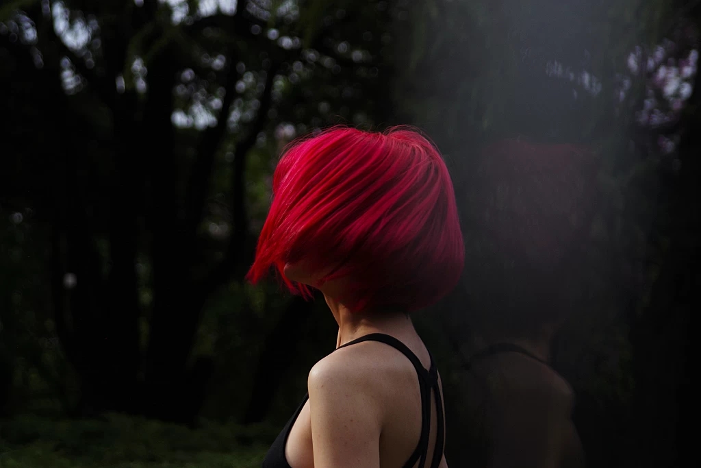 Frau mit roten Haaren