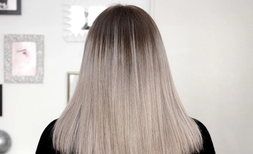 Silbergraues glattes Haar