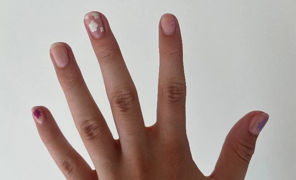 Ongles avec design floral