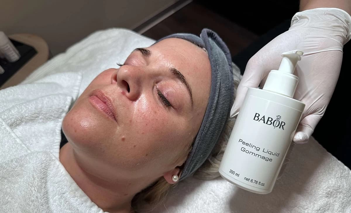 A liquid peeling is applied to the client.