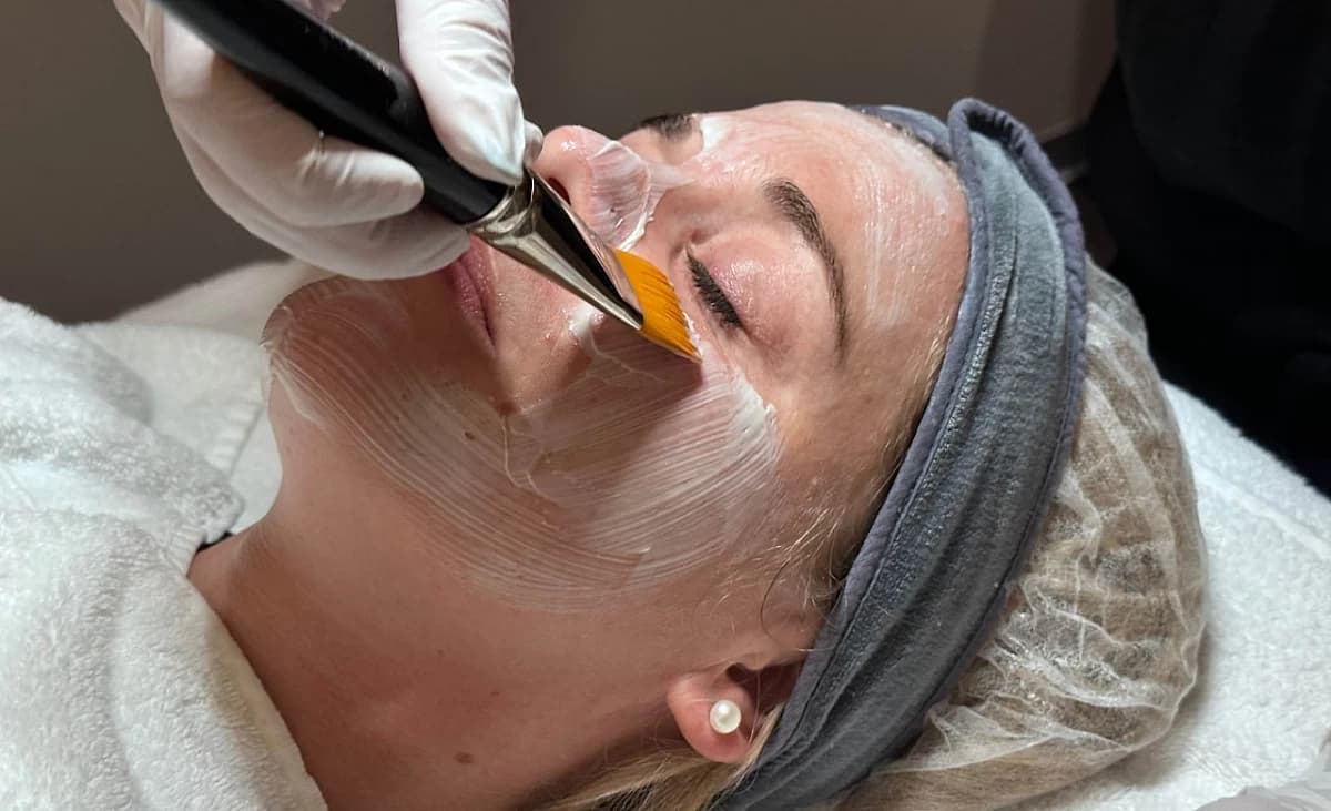 KClient is applied moisturising mask.