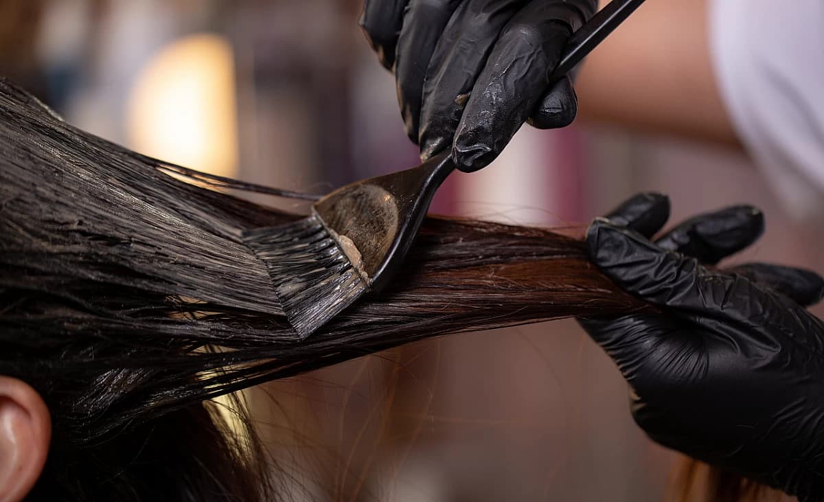 Les cheveux sont teints dans le salon