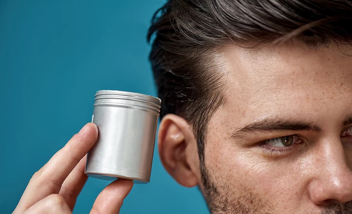 Mann mit Haarwachs