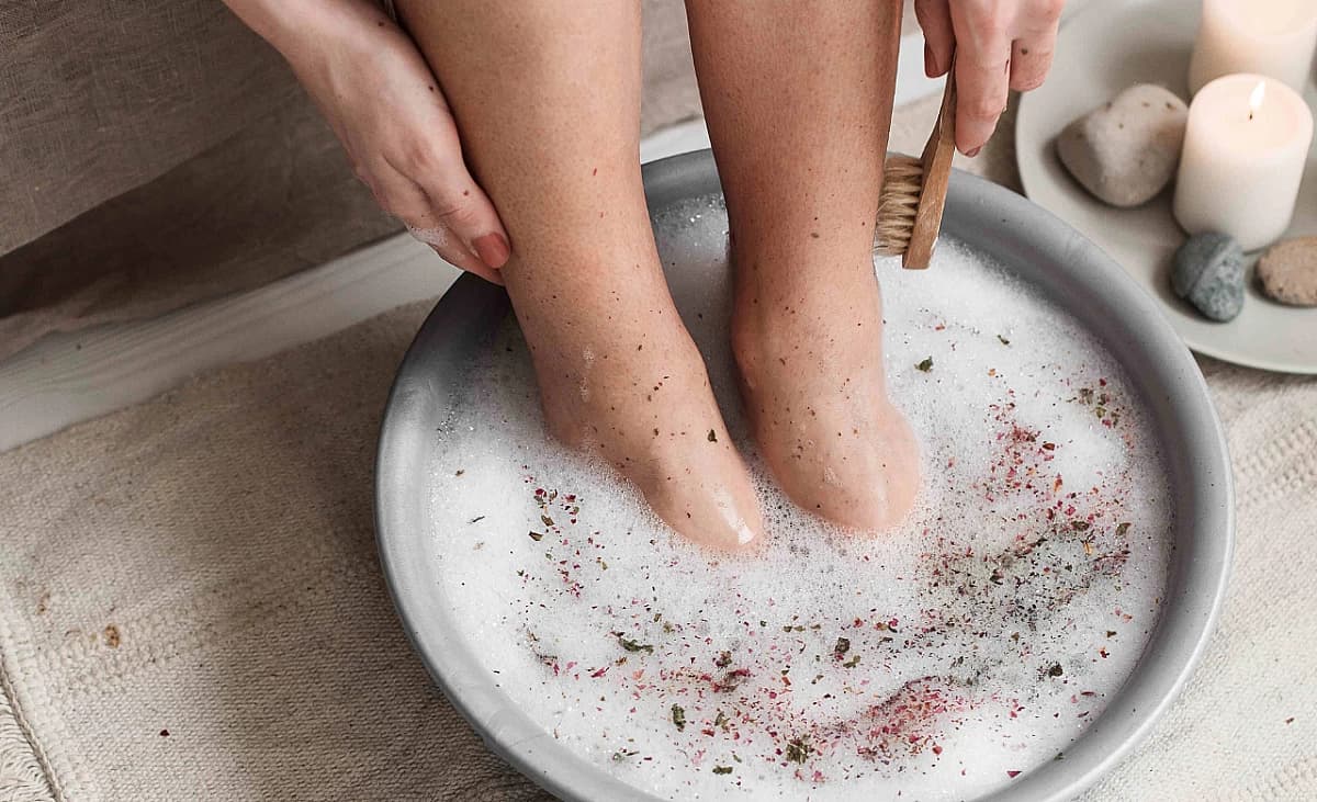Foot bath against calluses