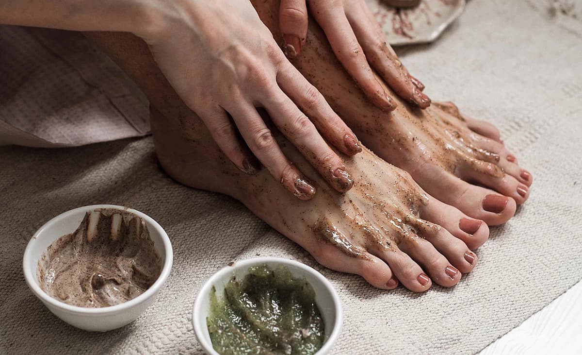 Feet with exfoliation against calluses
