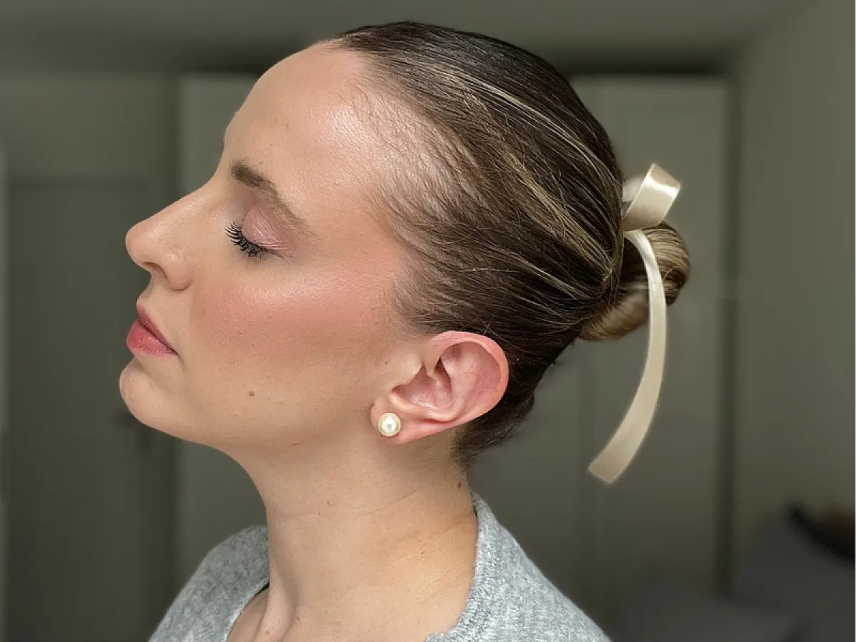 Femme avec chignon et maquillage dans le style Ballet Core