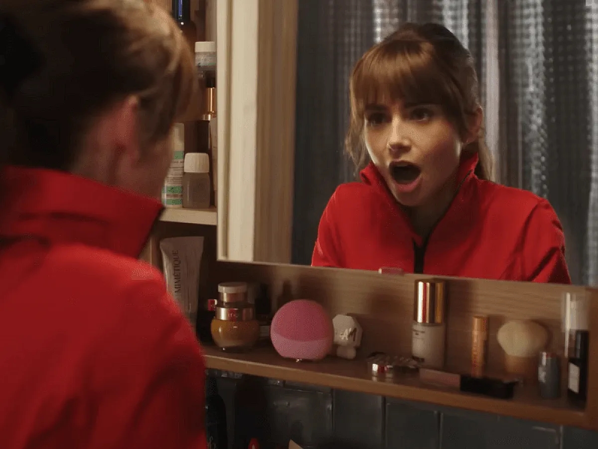 Emily in Paris vor ihrem Badezimmer-Schrank mit Beauty-Produkten und dem Tool Foreo-LUNA