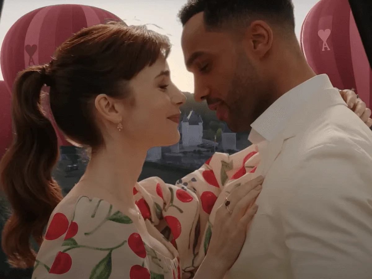 Emily in Paris von Netflix: Emily und Alfie küssen sich im Heissluftballon