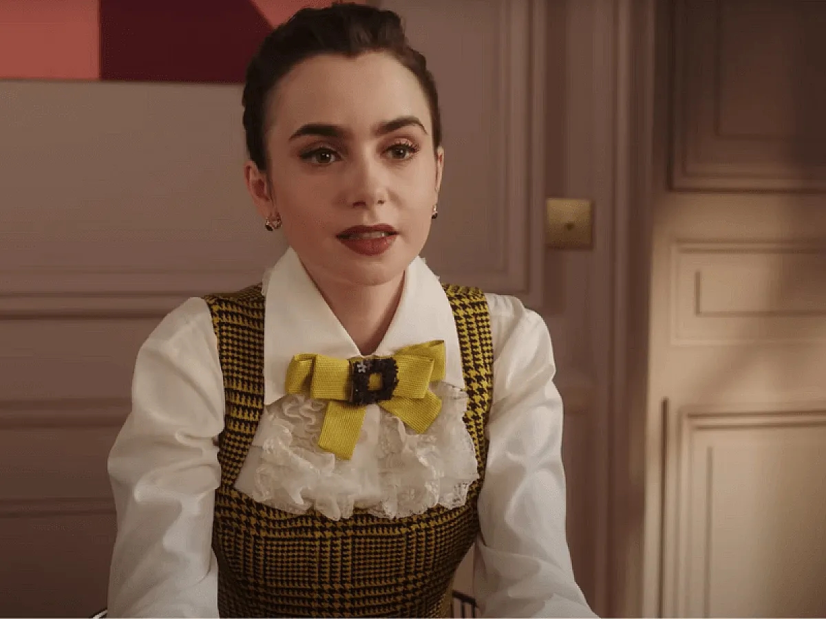 Emily in Paris mit Französischer Mode und kräftigen Augenbrauen